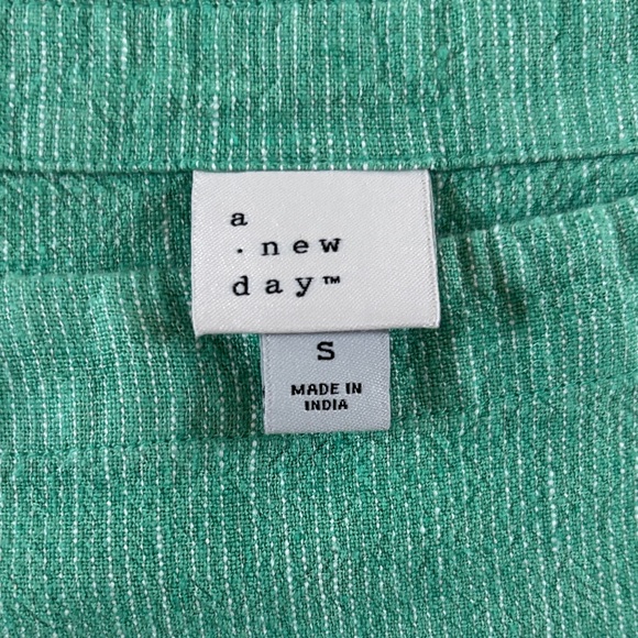 A New Day Green Sleeveless Top - Picture 2 of 7